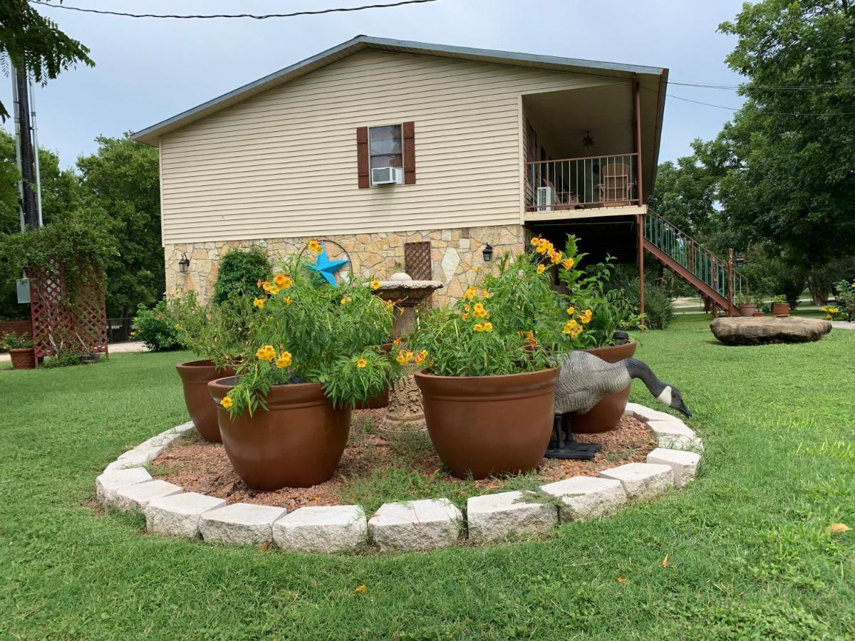 Diamond H Lodge B&B Bandera Exterior photo